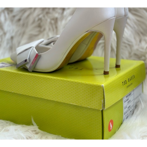 Ted Baker Pumps/heels, Iinessi IVORY, size:9 with bow and hardware - Picture 3 of 12